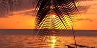வெளிச்ச வீடவள் Ruta-en-barco-durante-la-puesta-de-sol-por-la-costa-Zanzíbar1