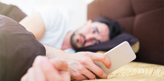 தோழமை பேசி… mobile-phone-use-in-bed