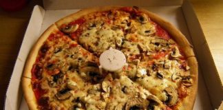 பீட்சாவின் மேல் சிறிய மேசை எதற்காக வைக்கப்படுகிறது என தெரியுமா?